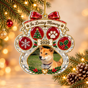 Hình bàn chân, ảnh chó, nơ đỏ, chữ In Loving Memory và năm 2026